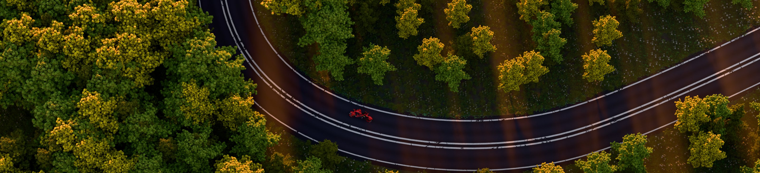 Vue aérienne de la moto AEGIS sur une route en forêt