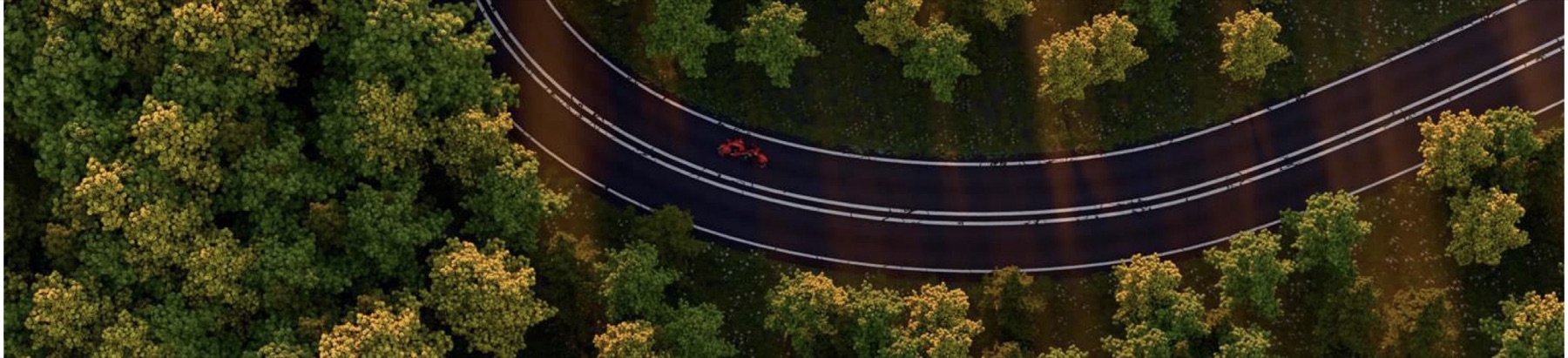 Vue aérienne de la moto AEGIS sur une route sinueuse