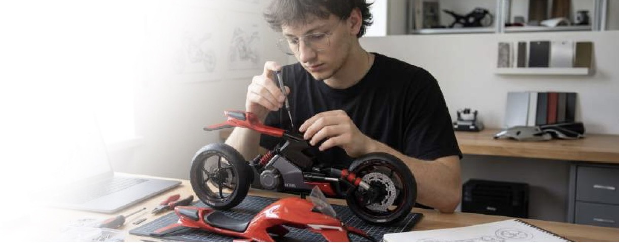 Romain Bernard assemblant la maquette imprimée en 3D de la moto AEGIS